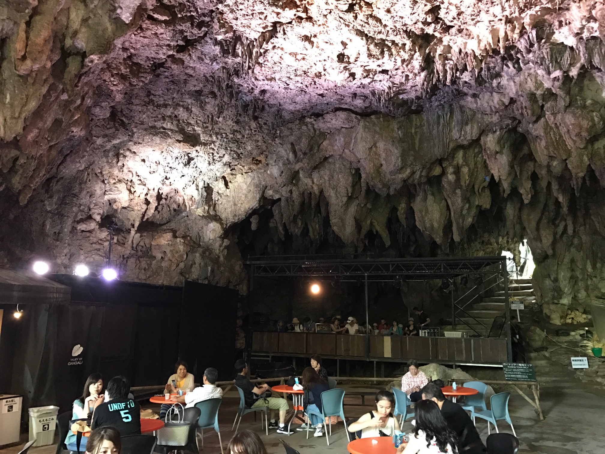 沖縄の天然洞窟でアイスコーヒーを堪能・ケイブカフェ